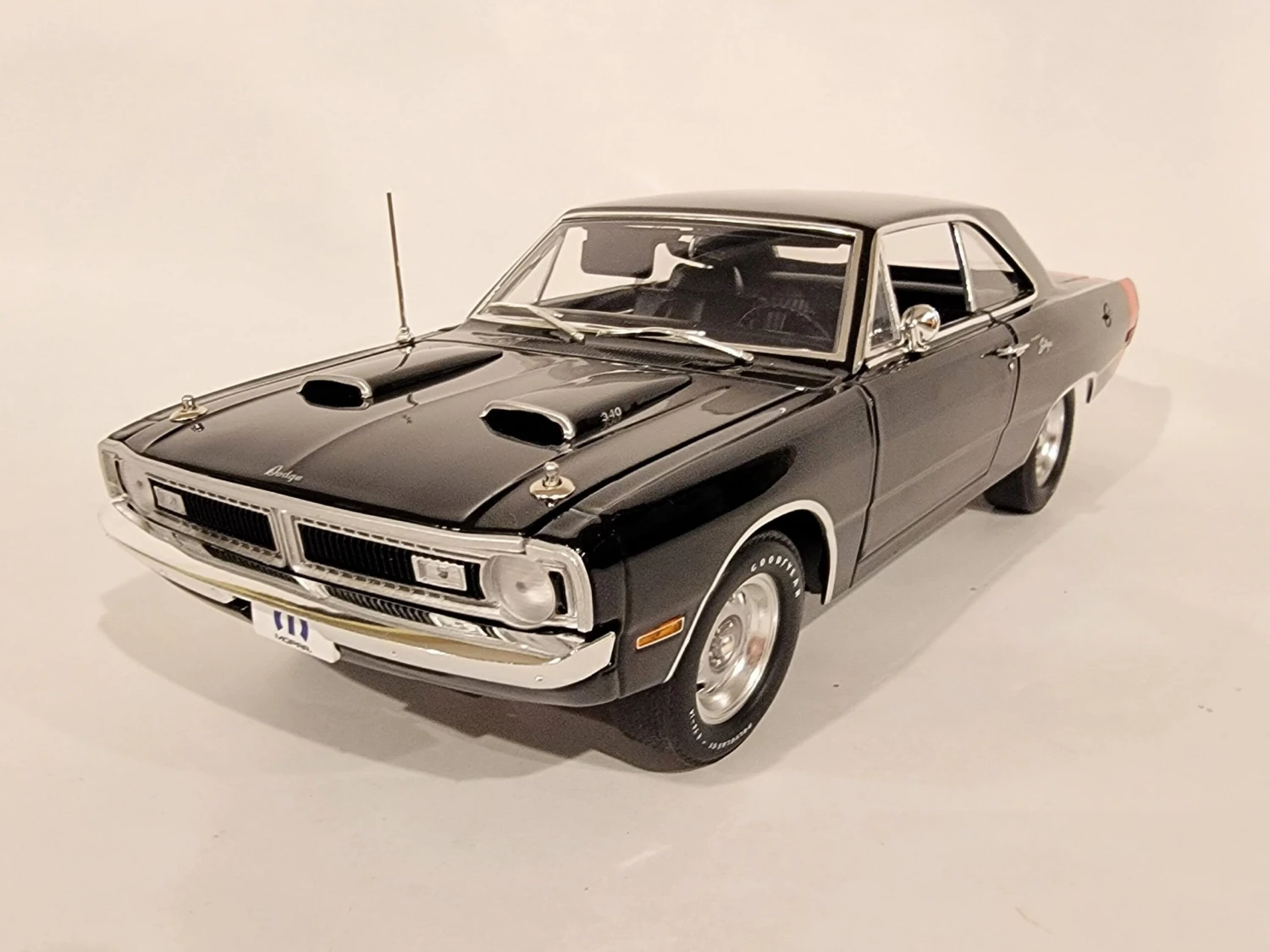 Acme 1/18 1970 Dodge Dart Swinger 340 Hobby Express Exclusive - Image 2