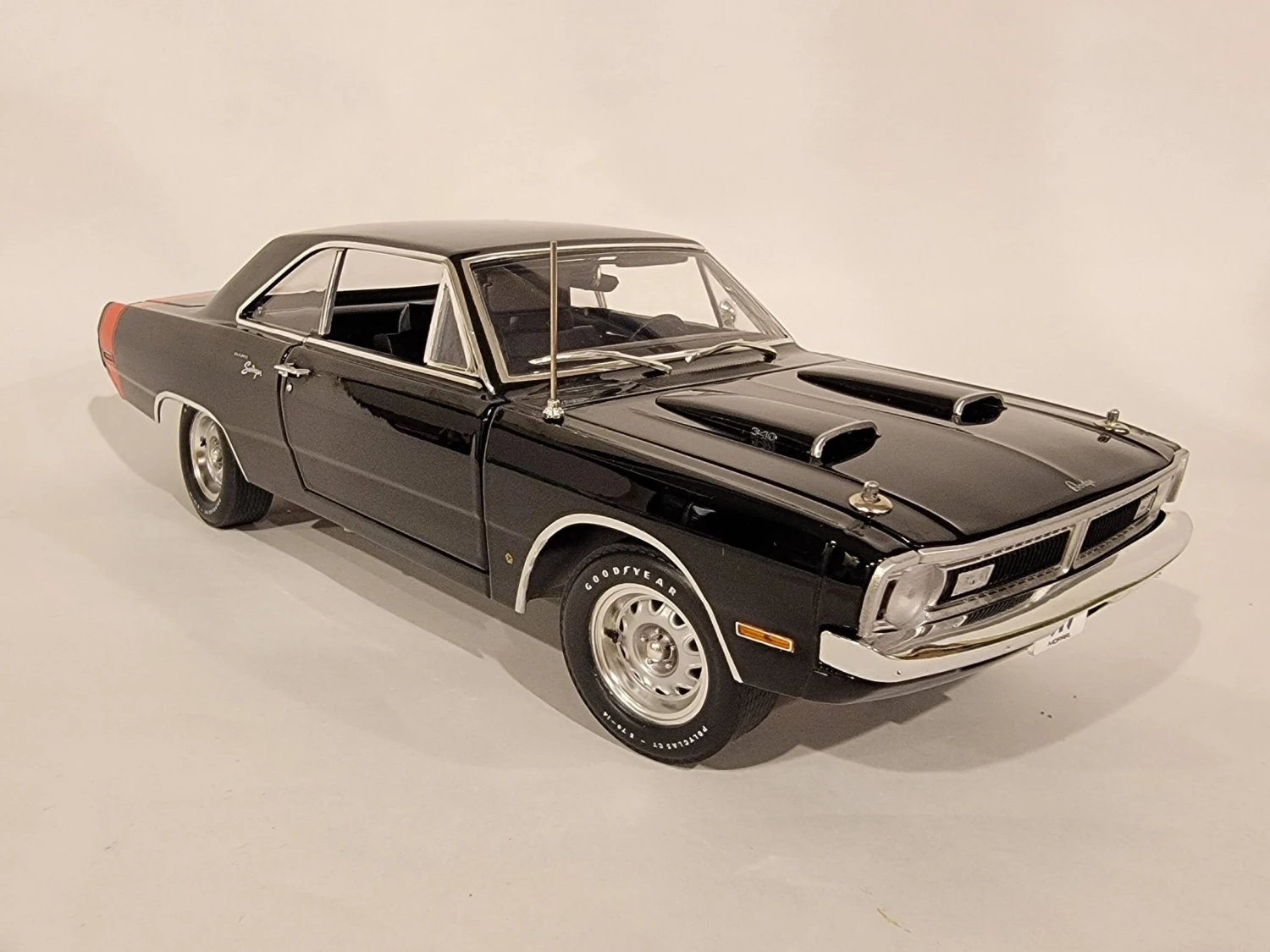 Acme 1/18 1970 Dodge Dart Swinger 340 Hobby Express Exclusive - Image 4